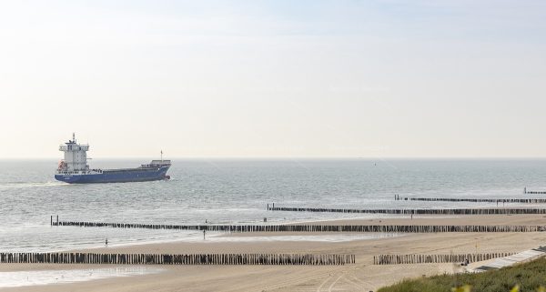 Schip langs de kust