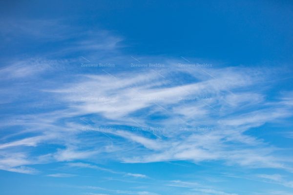 Sluierwolken tegen blauwe lucht