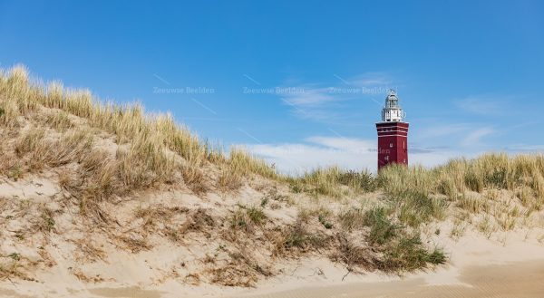 Strand met de vuurtoren van Ouddorp