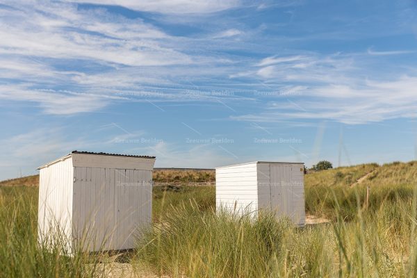 Strandhuisjes tussen het helmgras