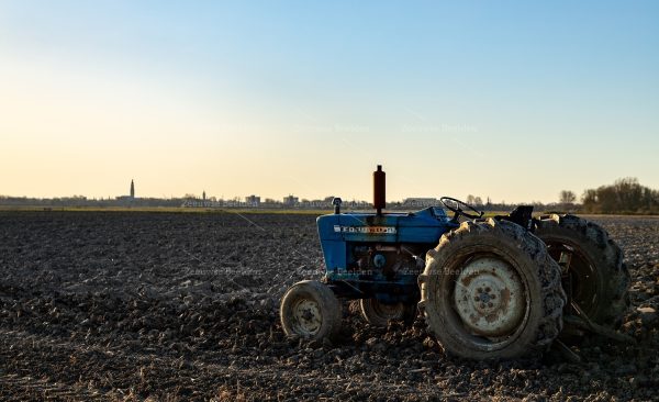 Tractor met Middelburg op de achtergrond