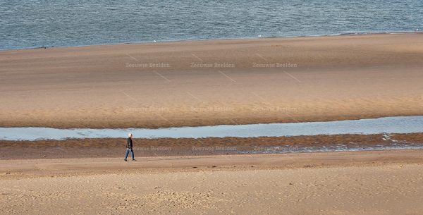 Uitwaaien op het rustige strand