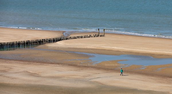 Wandelaar op het strand