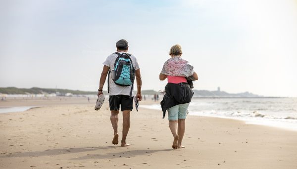 Wandelaars langs de zee