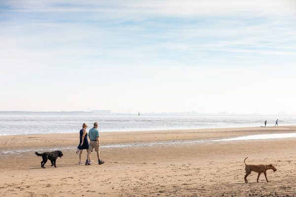 Wandelaars op het strand