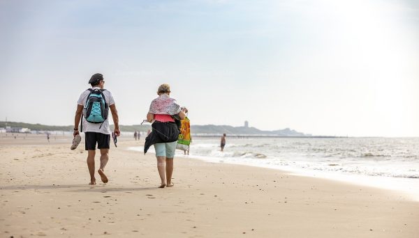 Wandelen langs het water op het strand
