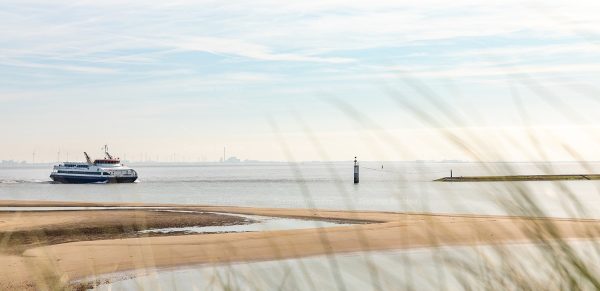 Westerschelde Ferry komt aan in Breskens
