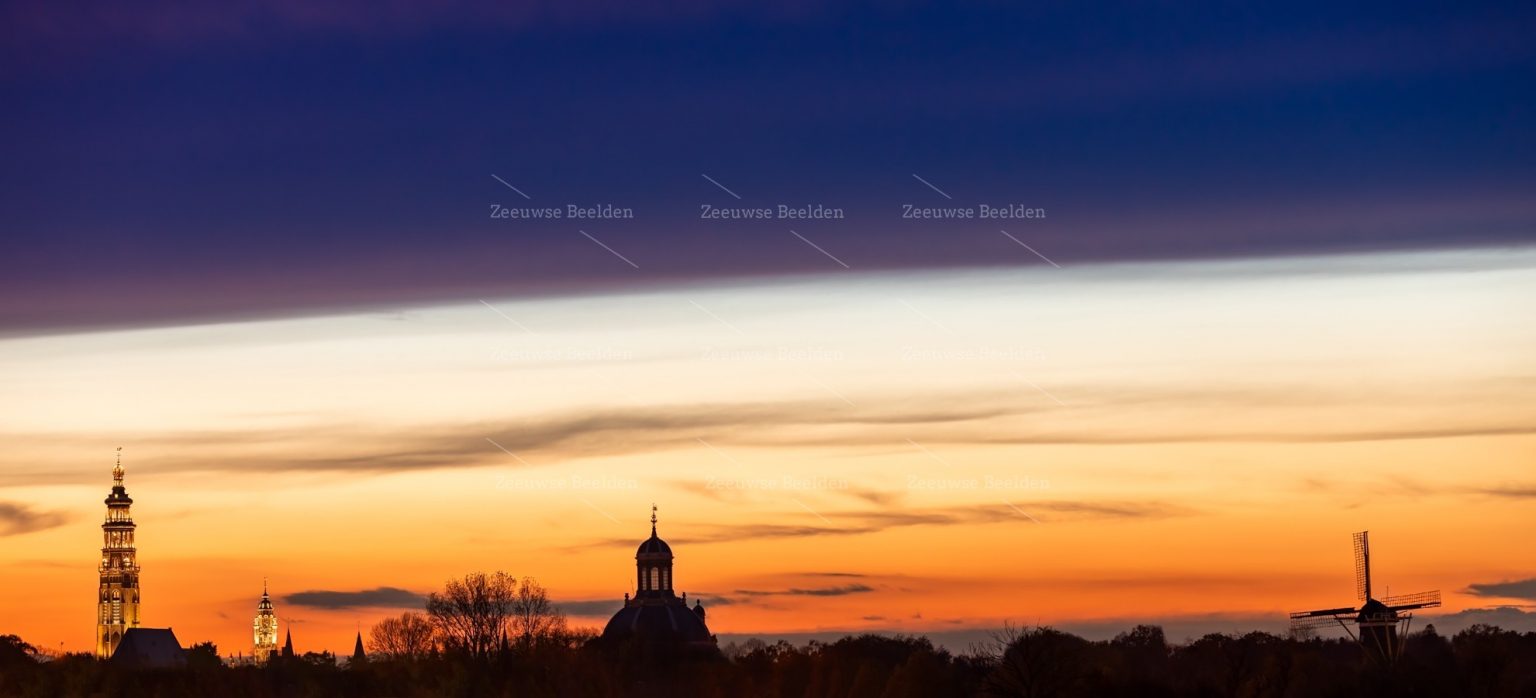 Avondlicht over de skyline van Middelburg