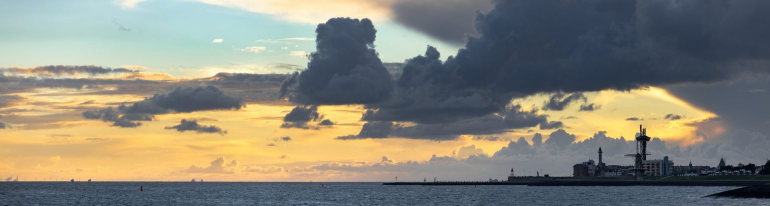 De zon gaat onder en zet Vlissingen in het donker
