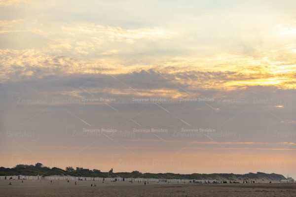 Gekleurde avond lucht op het strand