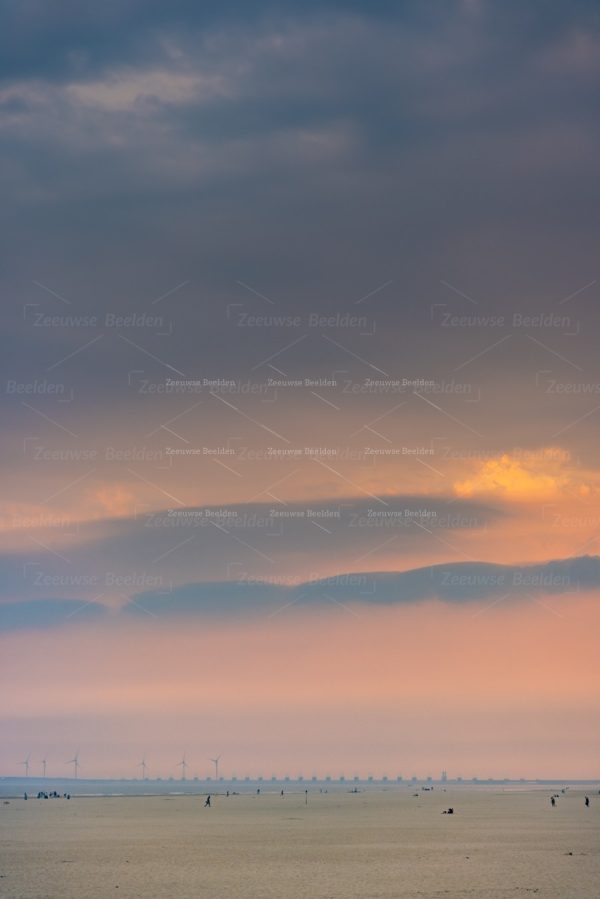 Gekleurde lucht met de Oosterscheldekering 3