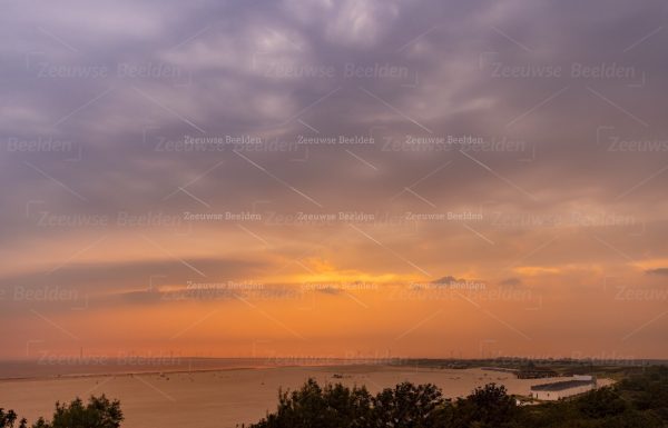 Gekleurde lucht met de Oosterscheldekering 5