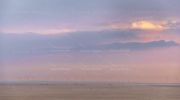 Gekleurde lucht met de Oosterscheldekering