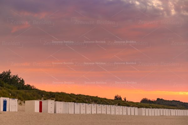 Gekleurde lucht met strandhokjes Vrouwenpolder