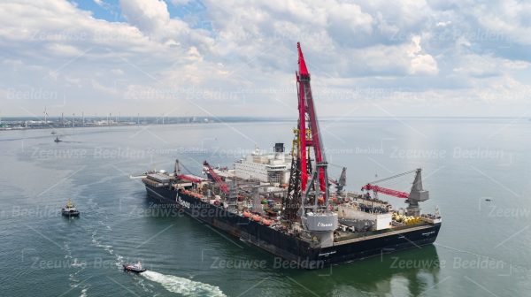 Het grootste werkschip ter wereld in vaart