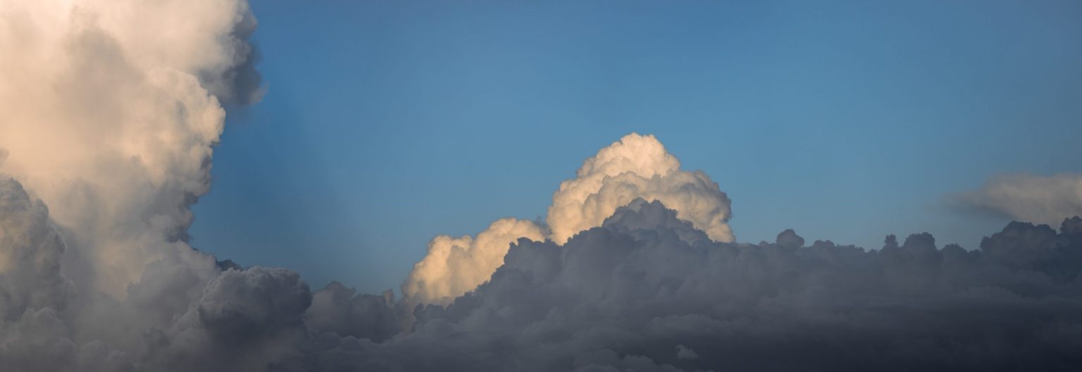 Machtige wolken op een zomeravond