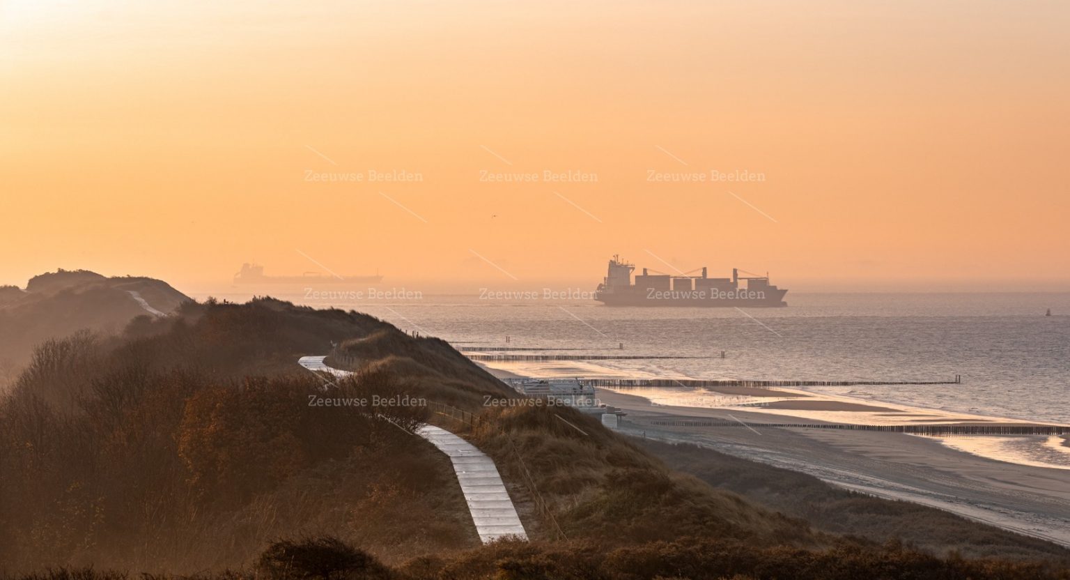 Ochtendlicht op het strand met schepen