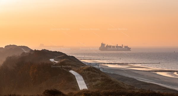 Ochtendlicht op het strand met schepen