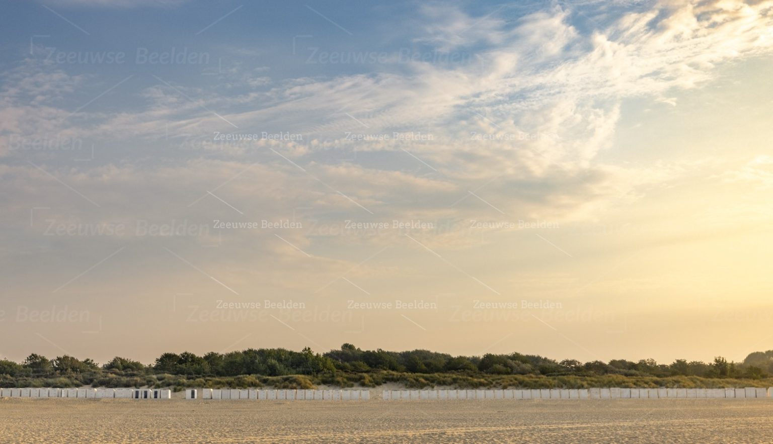 Strand Vrouwenpolder bij avondlicht