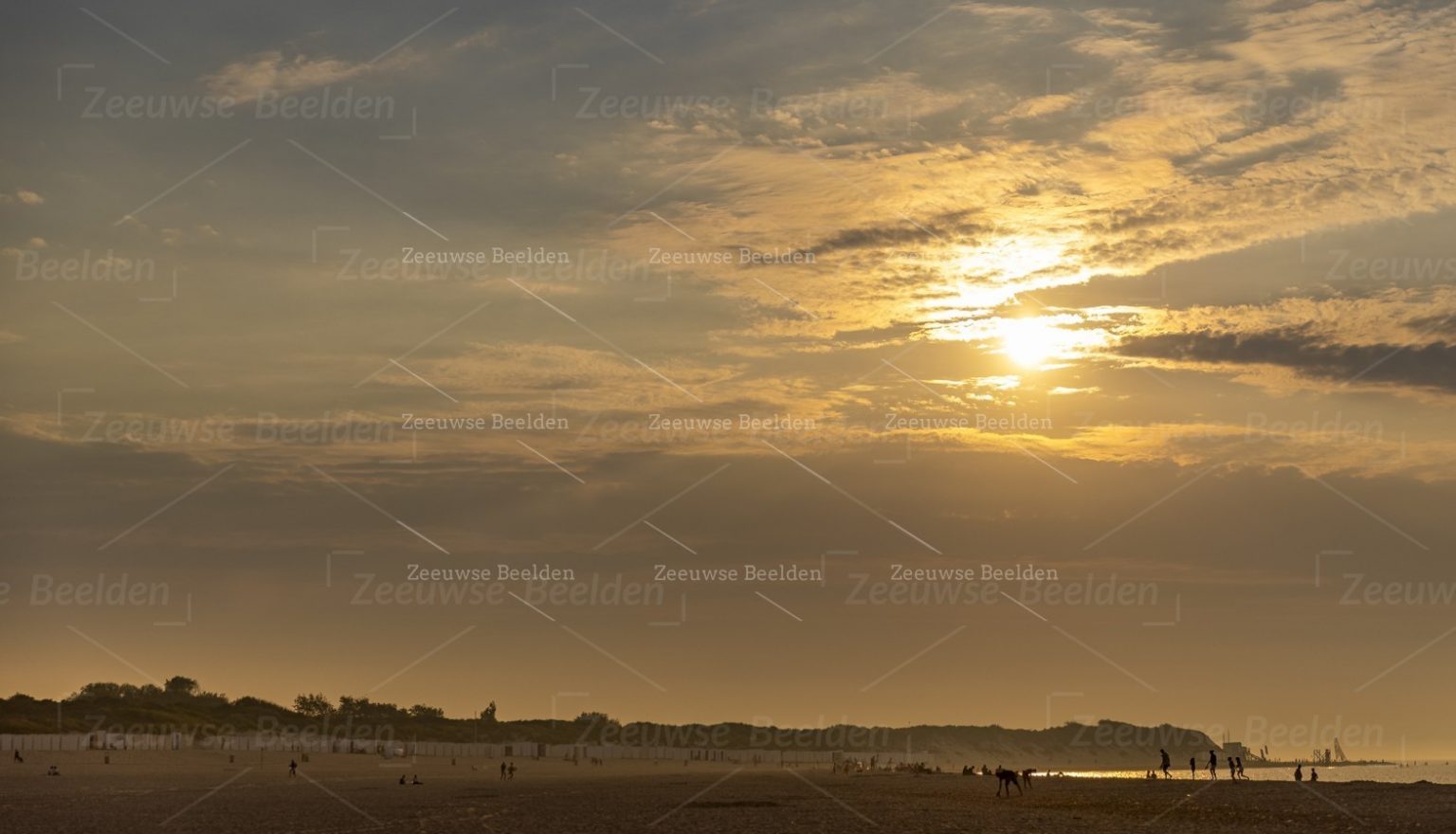 Strand Vrouwenpolder bij avondlicht 2