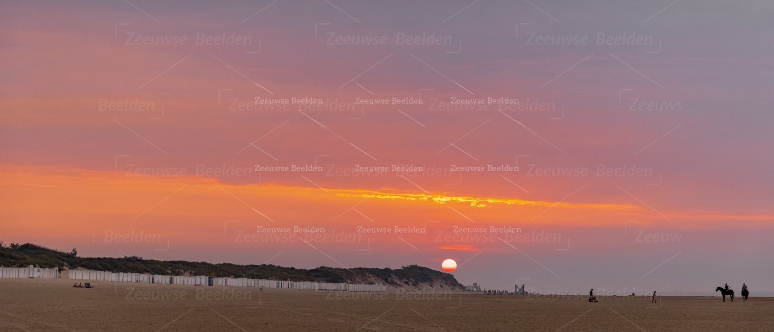 Strand Vrouwenpolder met ondergaande zon
