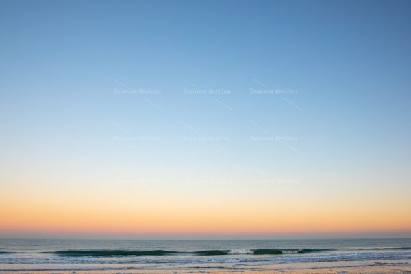 Zeewater met ochtend lucht