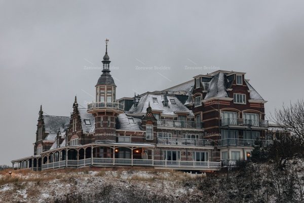Besneeuwd hotel in Domburg