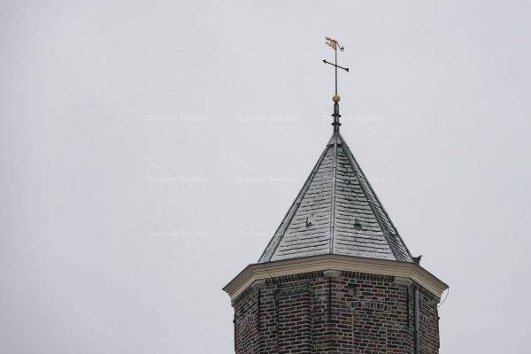 Close-up torentje Kasteel Westhove in de sneeuw