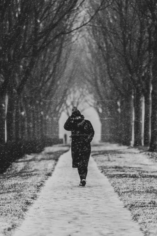 Eenzame wandelaar in de sneeuw