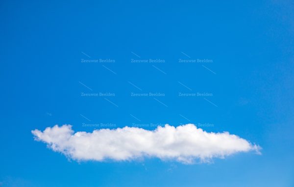 Enkele lange wolk in het middaglicht