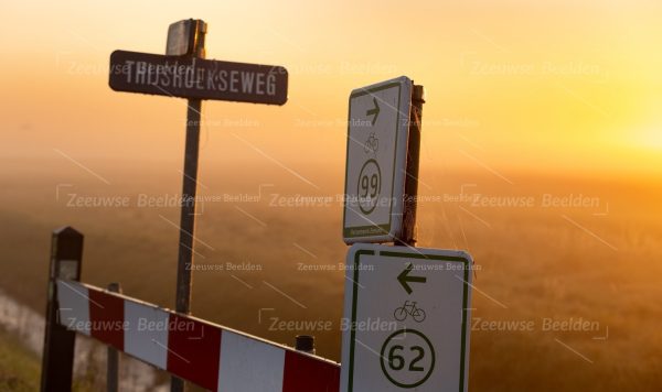 Fietsroute met opkomende zon