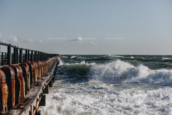 Golven slaan op stieger Westkapelle