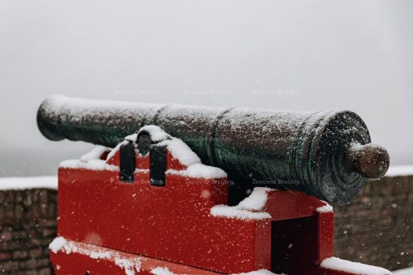 Historisch kanon Veere bedekt in Sneeuw