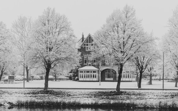 Hotel kleurt wit van de sneeuw