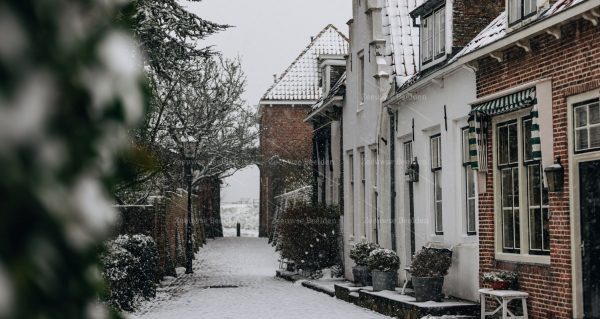 Idyllisch straatbeeld Veere in de sneeuw