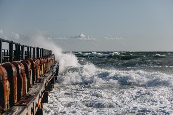 Klotsende golven op steiger Westkapelle