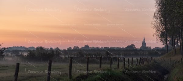 Mariakerk op een mistige ochtend