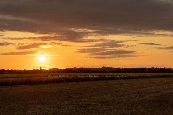Ondergaande zon boven Domburg
