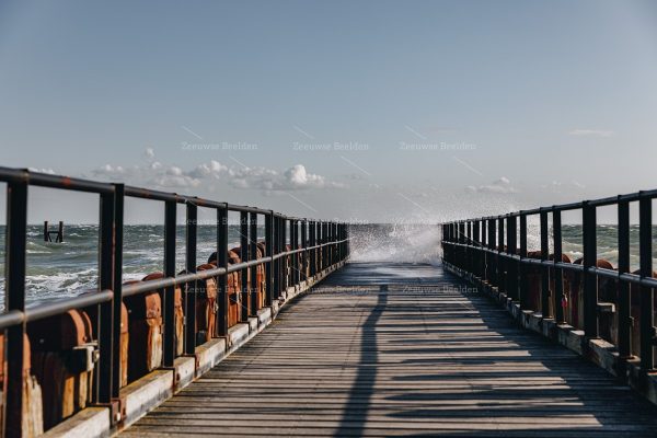 Onstuimge zee op steiger Westkapelle