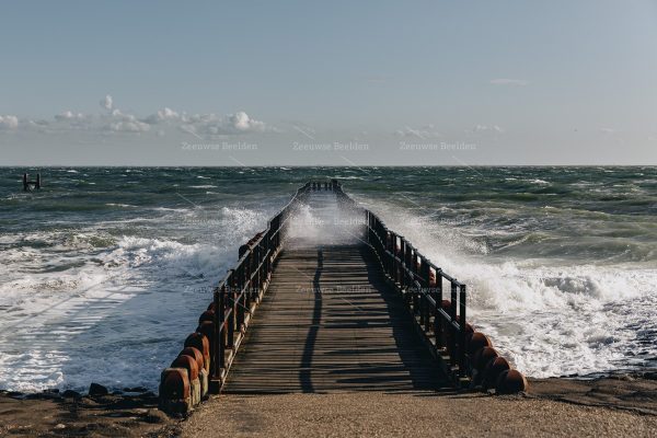 Onstuimige zee bij Westkapelle