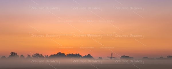 Panoramafoto platteland op een mistige ochtend 3