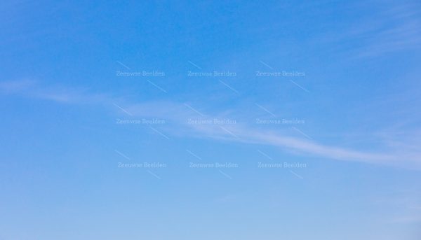 Sluierwolk in middaglicht