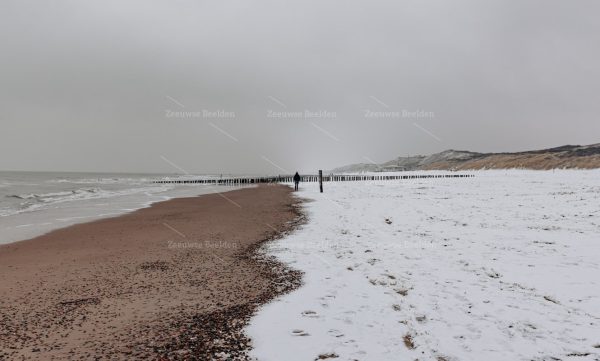 Sneeuw, zand en water in Domburg