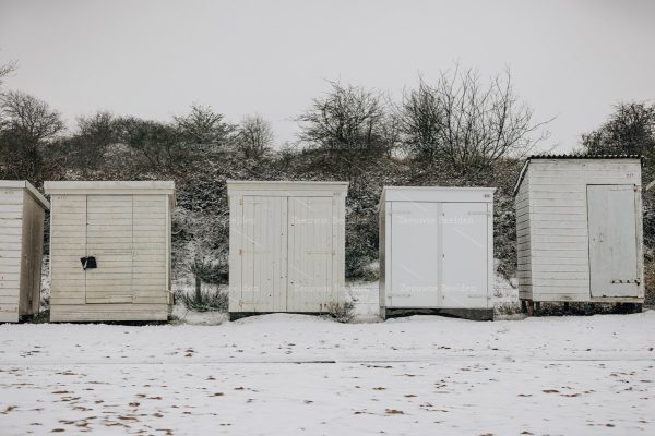 Strandhuisjes in de sneeuw