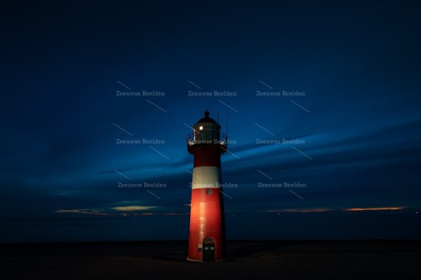 Vuurtoren Westkapelle onder donkere hemel