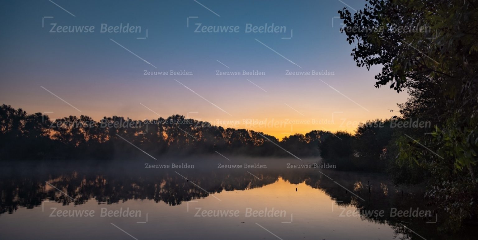 Zonsopkomst op een mistige ochtend