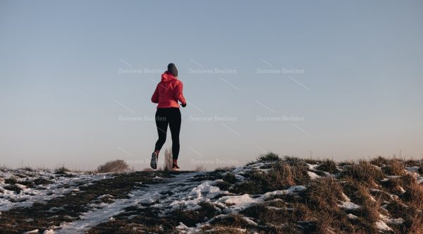 Eenzame hardloper in de sneeuw