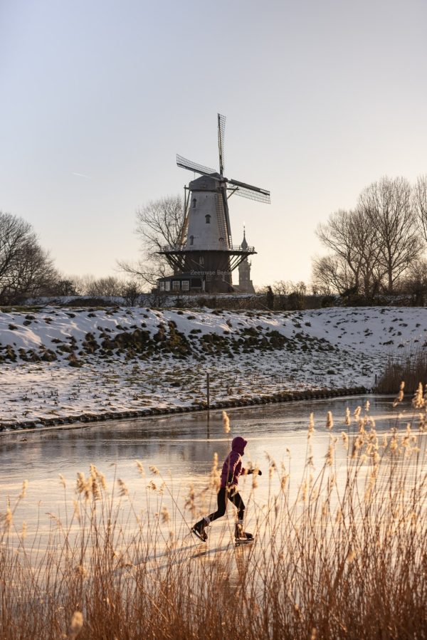 Eenzame schaatser naast molen De Koe 2