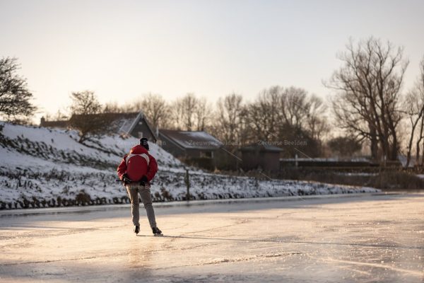 Eenzame schaatser op het ijs