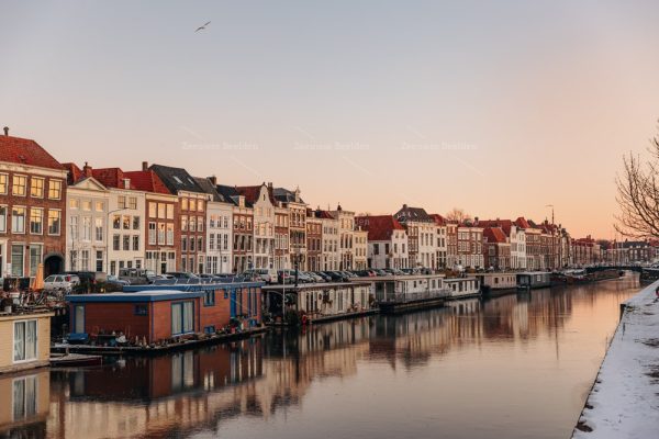 Huisjes langs het kanaal in Middelburg